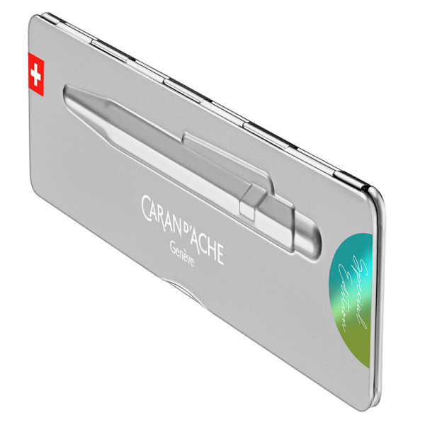 caran d ache 849 Kugelschreiber caran d Ache 849 ballpoint Claim Your Style 5 arktikgrün Metallbox von der Seite